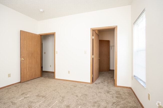 3BR, 3BA - 1,353 SF