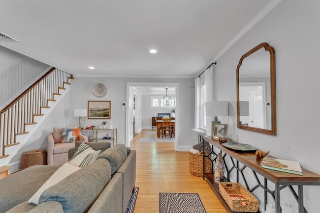 Vista de entrada en LV a DR con escalera a los dormitorios del piso superior - 2314 Bryn Mawr Ave