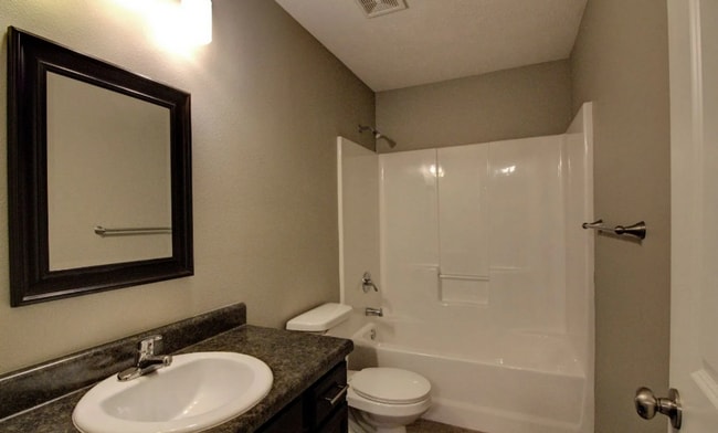 Photo - Spacious 5 bedroom rental in Springfield!