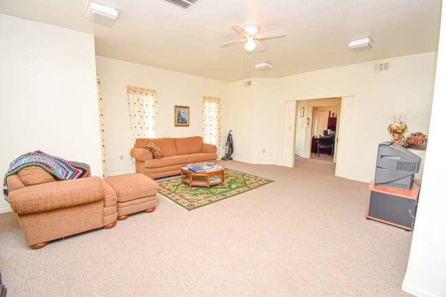 Photo - 576 Ellen Powell