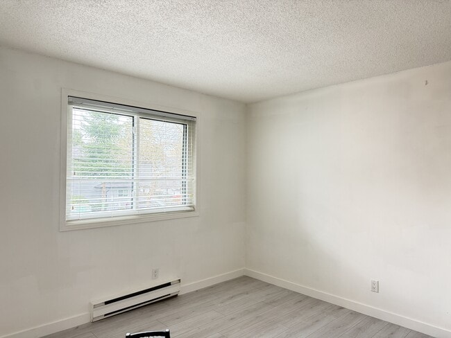 Photo - 7261-7140 140 St