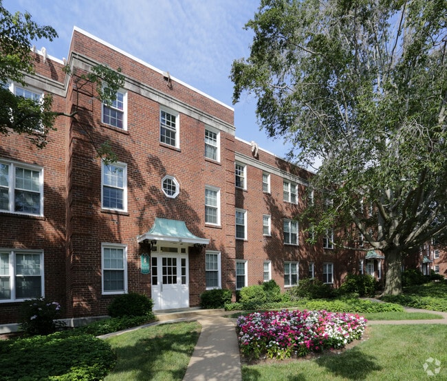 Lyon Village Apts