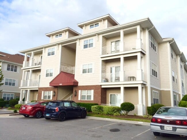 Building Photo - 920 Southmoor Dr Unit 205