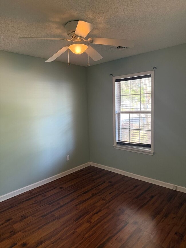 Photo - Beautiful 3 Bedroom 2 Bath Single Family Home- Pets welcome.