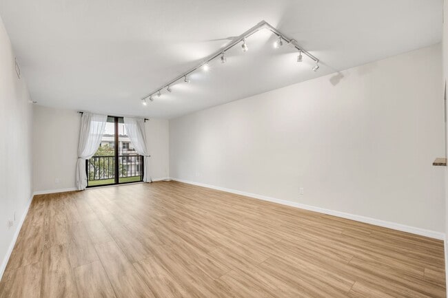 Photo - 201 W Laurel St