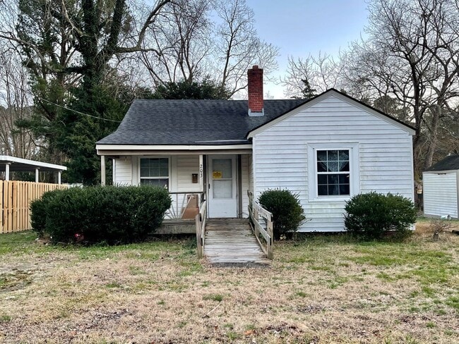 Building Photo - 2 Bedroom House - Available late August