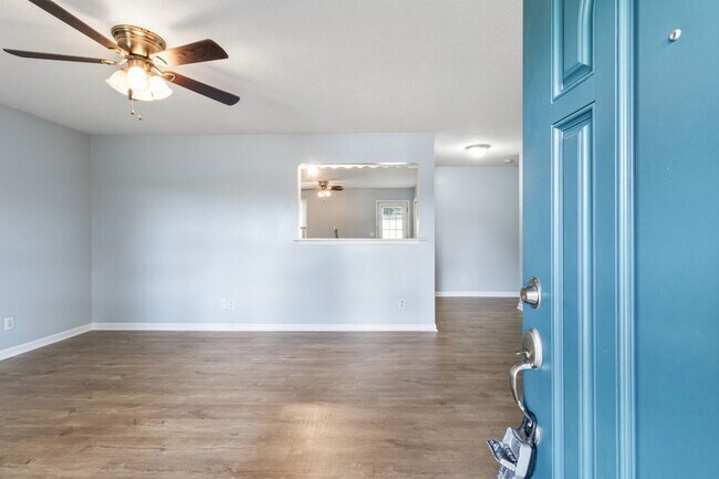 737 W Creek Dr