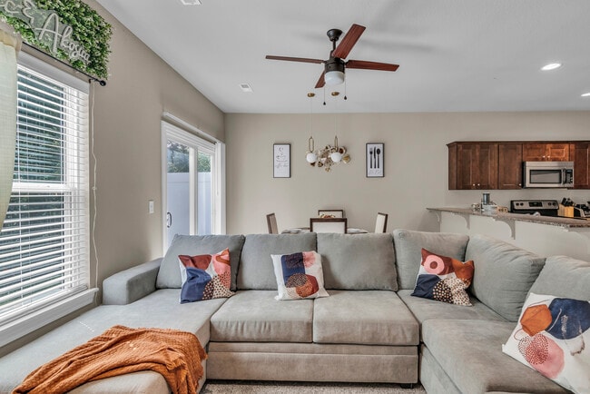 LIVING ROOM - 9413 N Adrian Ave Casa Adosada