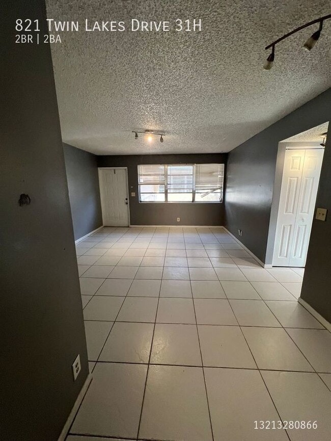 Photo - 821 Twin Lakes Dr