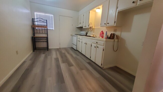 Photo - 309 W Barioni Blvd