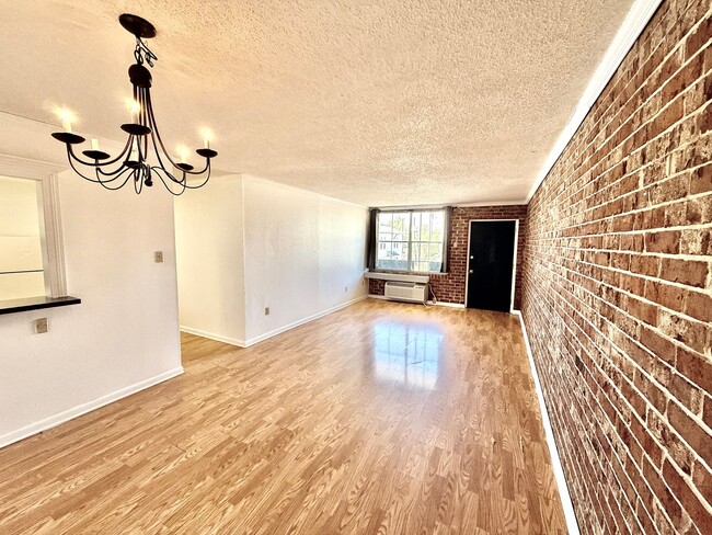 Building Photo - Three Bedroom Home with Spacious Bedrooms