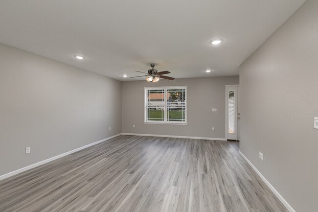 Photo - 321 Dogwood Pl