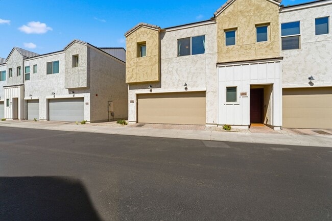 Photo - Stylish 2-bedroom, 2.5 bathroom townhouse in a desirable Phoenix location!