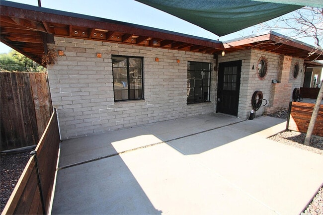 Building Photo - 4212 N 19th St Unit Apt A