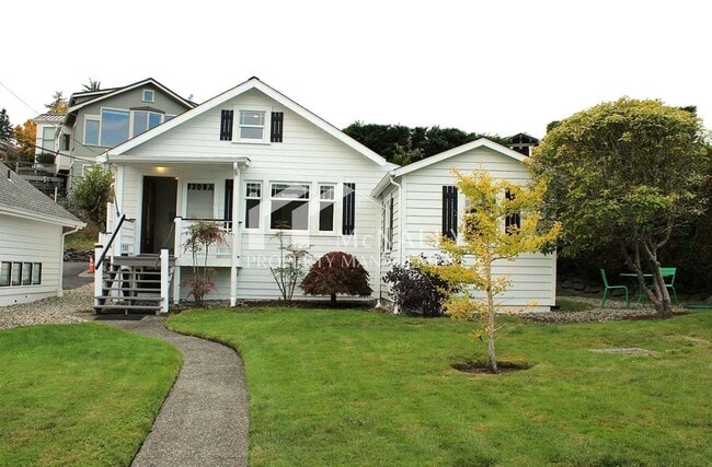 Building Photo - Bright 2 Bedroom 1 Bath Craftsman in Desir...
