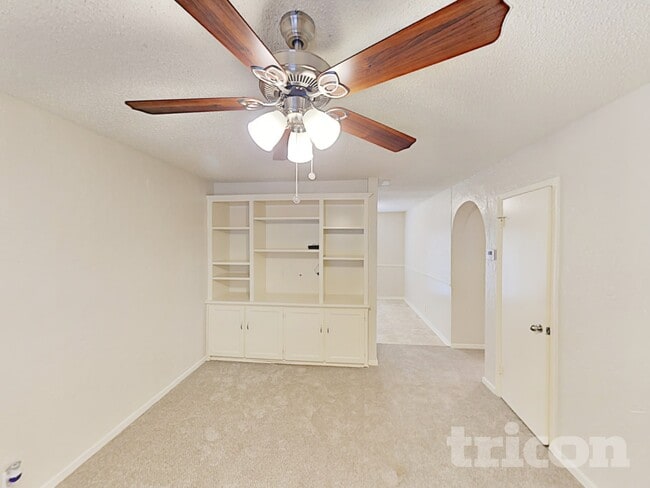 Photo - 204 NW Jayellen Ave