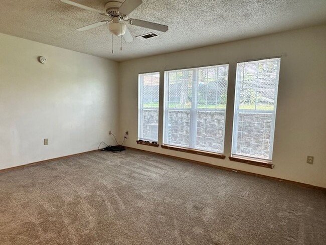 Building Photo - 3 Bedroom / 2 Bath Apartment Unit 16