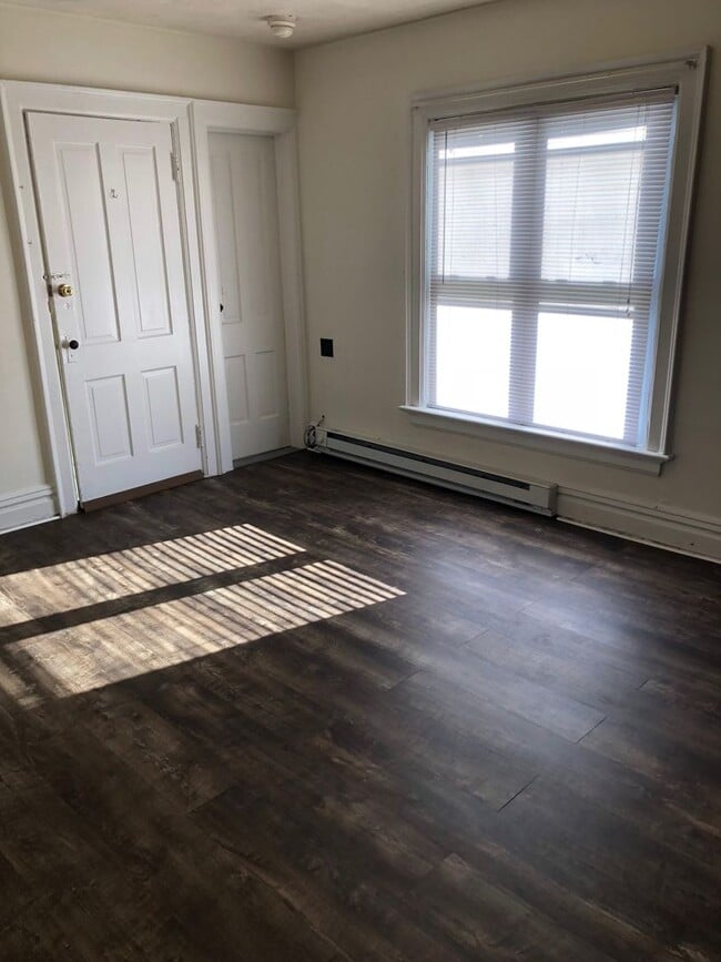 1052 W 4th St Unit 2nd Floor Apt 3 Rear