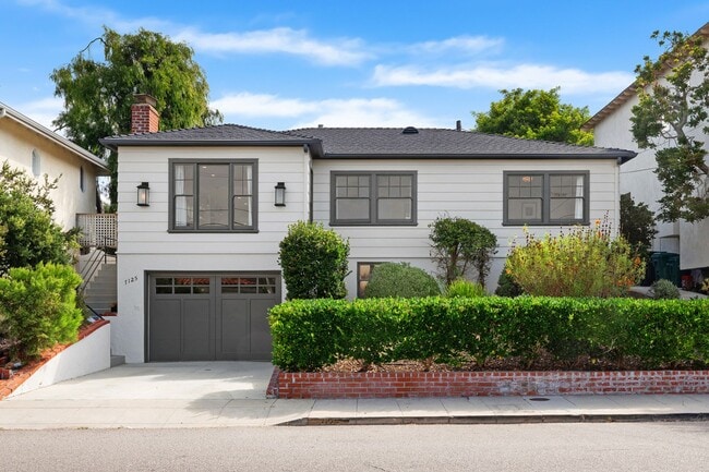 Building Photo - Charming La Jolla Beach Cottage Rental