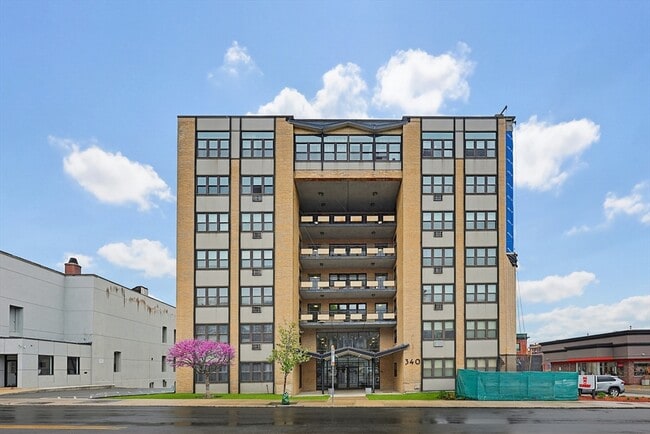 Building Photo - 340 Main St Unit 206