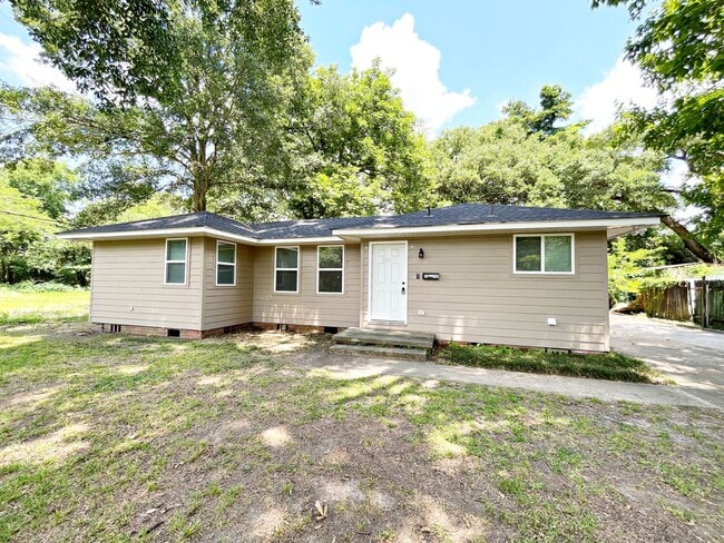 Building Photo - 3 Bedroom House located near LSU Campus