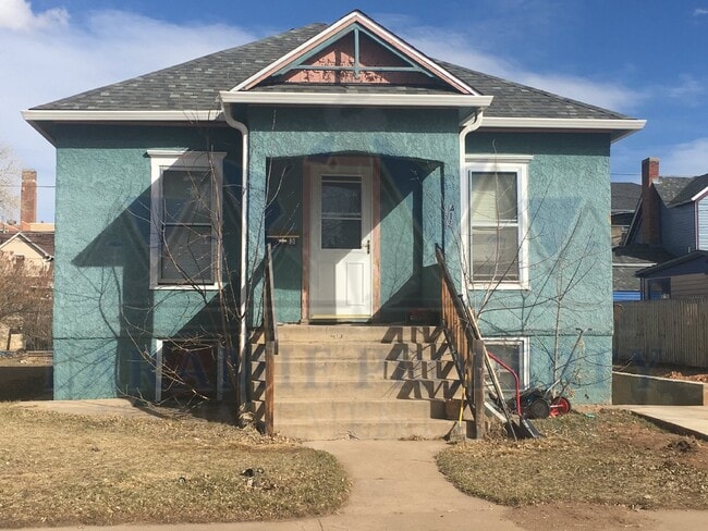 Building Photo - 3 Bedroom 1 Bathroom Apartment Unit Apt 1