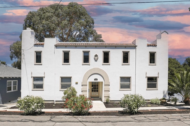 Building Photo - 352 Winslow St