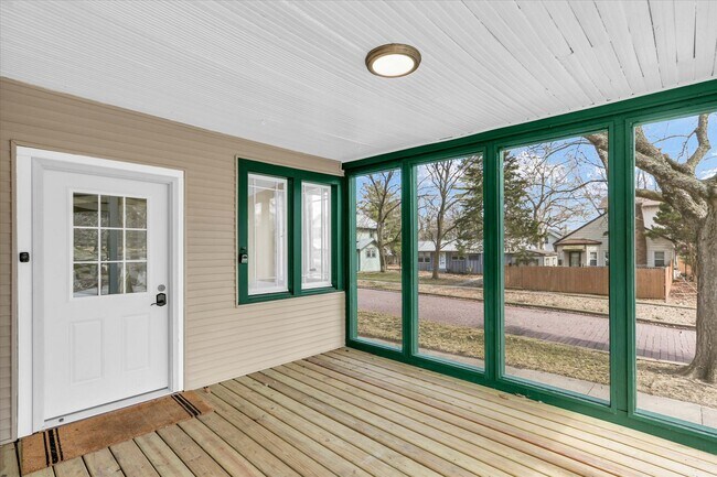 502 W John St