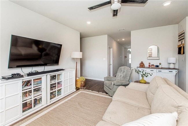 Photo - 717 W Lakeshore Landing Dr