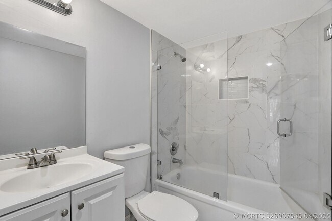 Building Photo - 4156 Inverrary Dr Unit 111