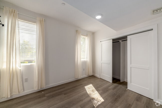 1 habitación, 1,5 baños, 890 pies cuadrados, dormitorio