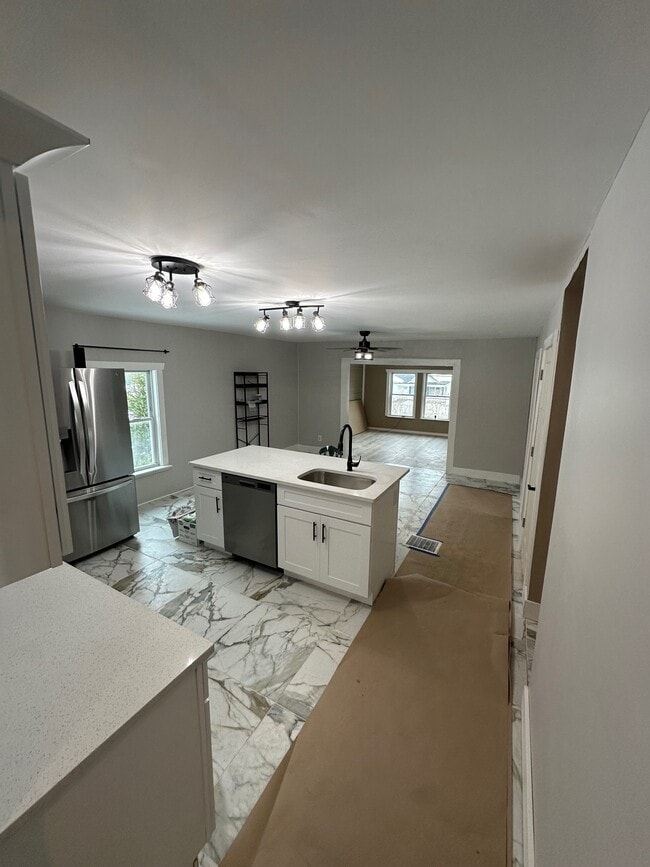 Cocina de concepto abierto con isla. - 8215 Lake Pleasant Rd