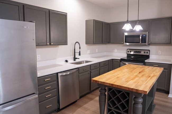 Photo - 928 NE Kamies Ln