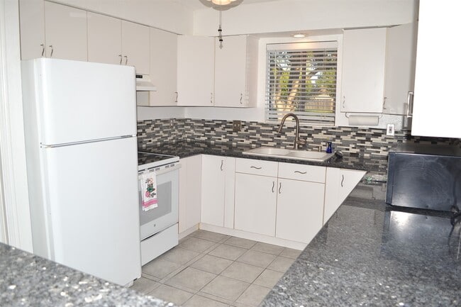 Building Photo - 12100 Melville Dr Unit 206B