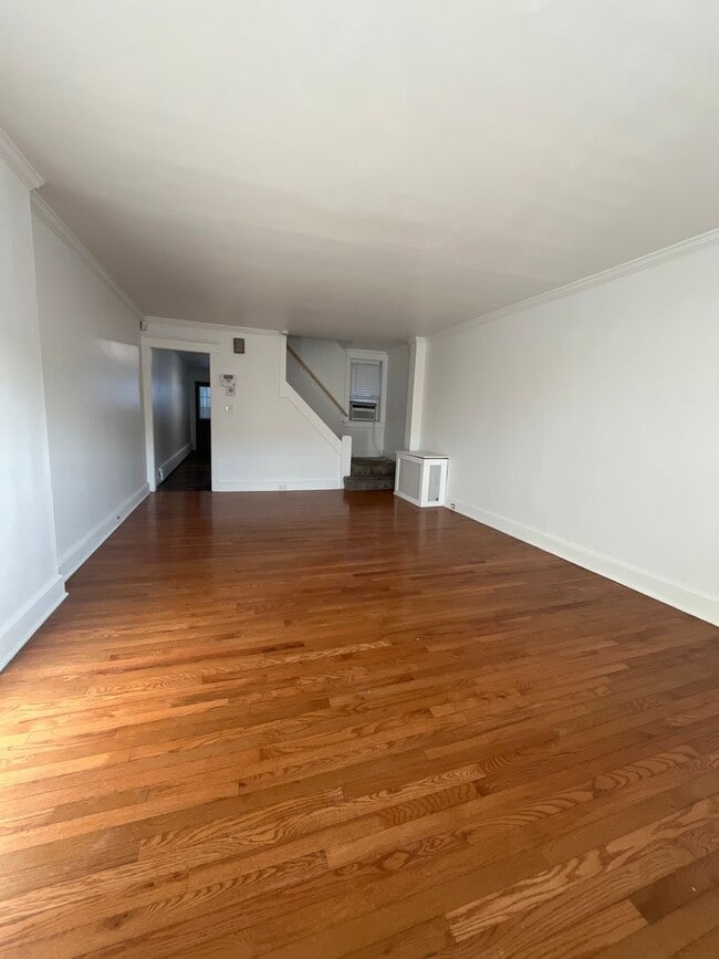 Photo - Large, well-maintained 4-bedroom, 1-bathroom row home