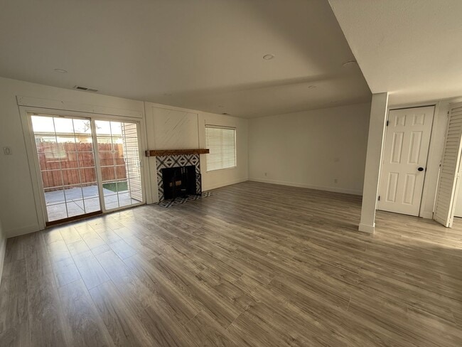 Photo - 1028 Bradley Square