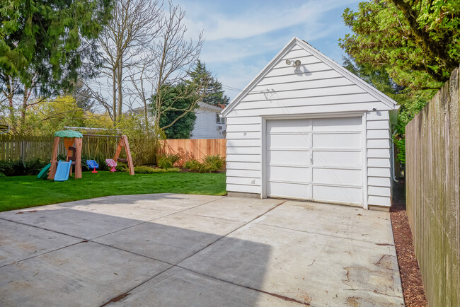 Large back patio in fenced in backyard. There will be patio furniture when weather is nice - 6315 NE 36th Ave Casa Unidad B