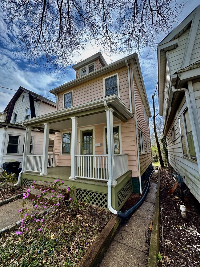 Building Photo - 612 Magnolia St