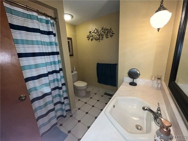 Photo - 3279 Clinton St