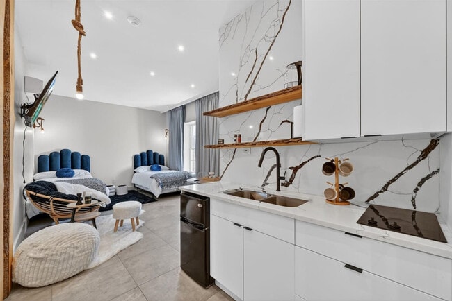 Photo - 443 Clove Rd Unidad ID1366356P