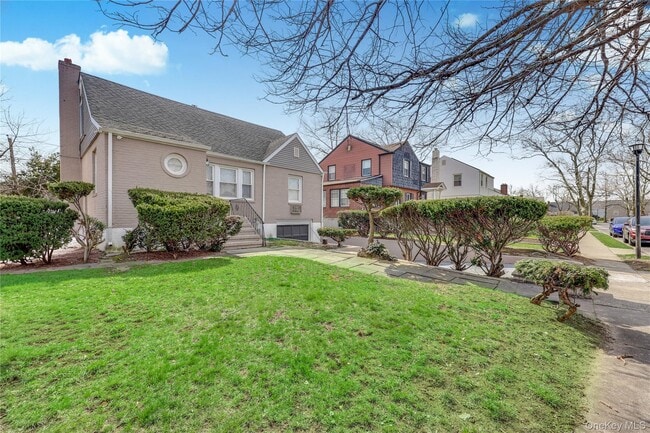 5 Hawthorne Ln
