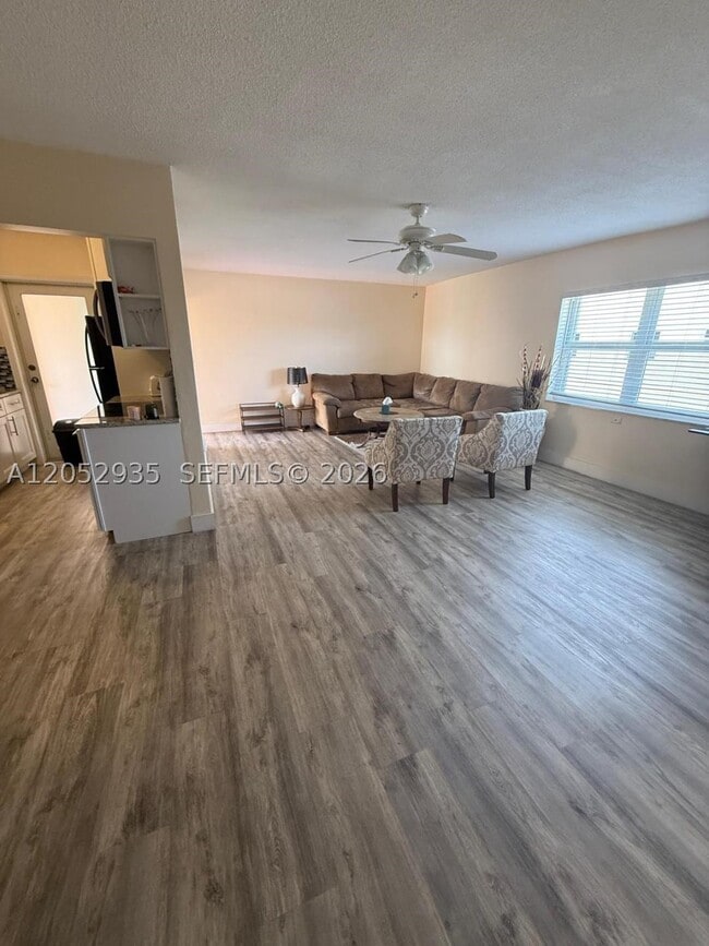 Building Photo - 1747 Rodman St Unit 305