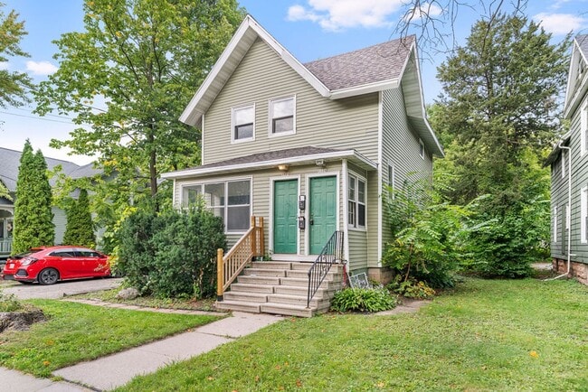 Building Photo - Inviting, Sunroom, Garage. PETS WELCOME