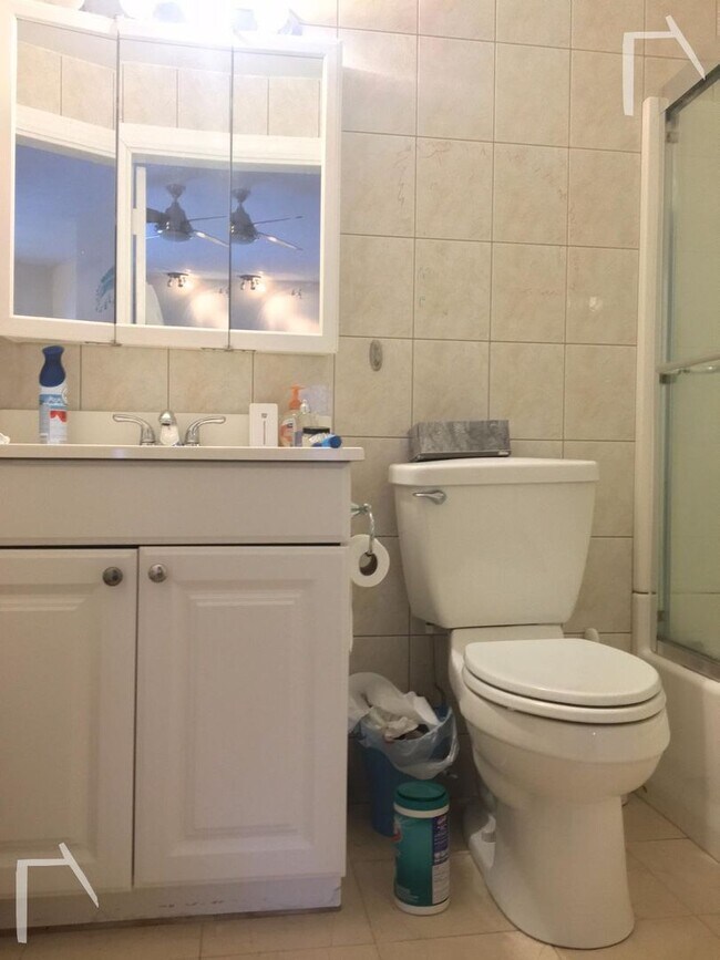 Photo - 4 bedrooms 3 Full Bathrooms, Massive Unit ...