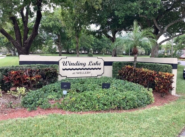 Building Photo - 10052 Winding Lake Rd Unit 104