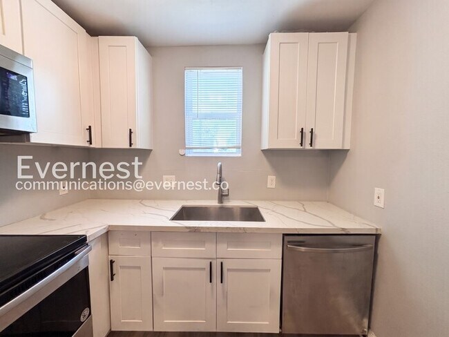 4318 1st St Unit B