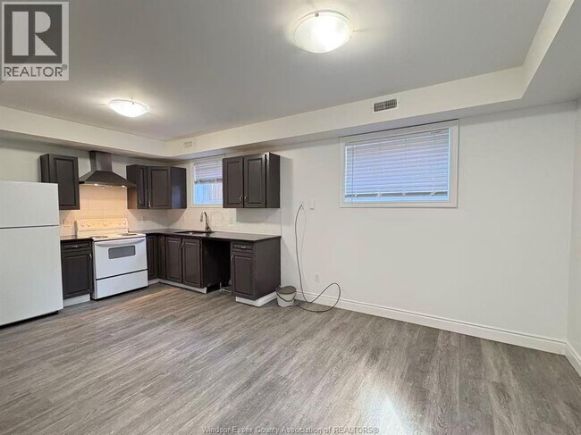 Photo - 658 Caron Ave