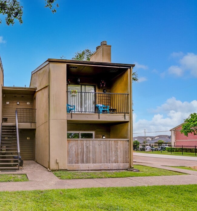 Building Photo - 3300 Pebblebrook Dr Unit 15