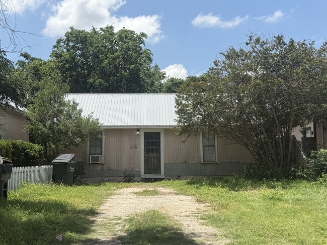 Building Photo - 302 N Burleson St