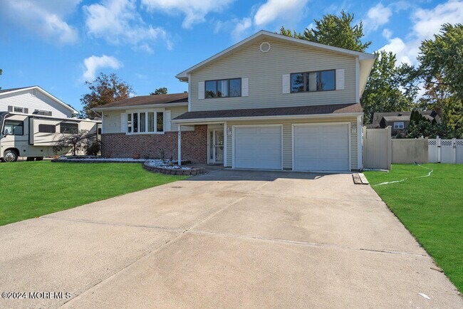 Photo - 691 Sussex Ct